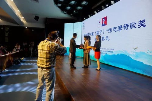 頒獎禮儀服務(wù)彰顯文明，志愿服務(wù)助力徐志摩詩歌節(jié)服裝服飾批發(fā)